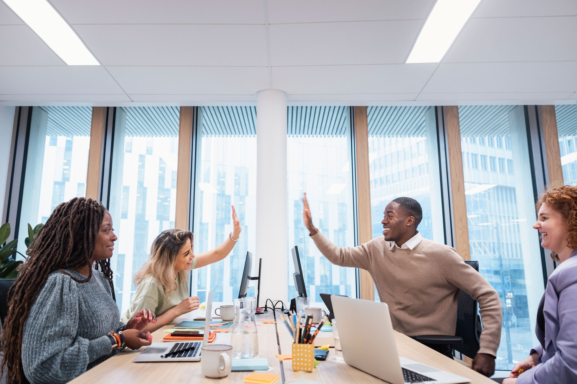 Ett glatt gäng på ett kontor