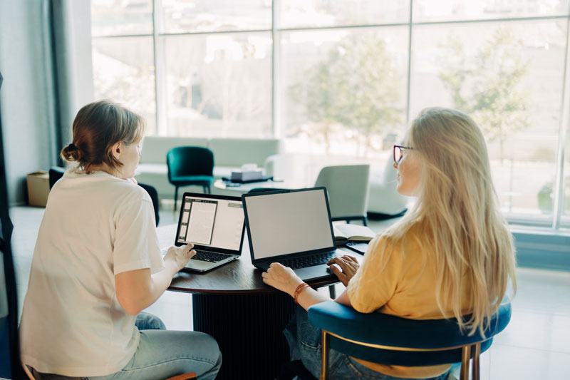 Två personer sitter i ett möte