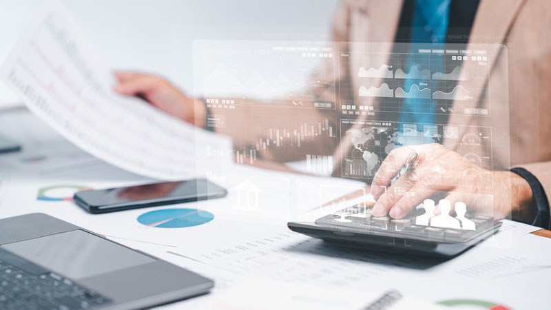 En redovisningsekonom arbetar