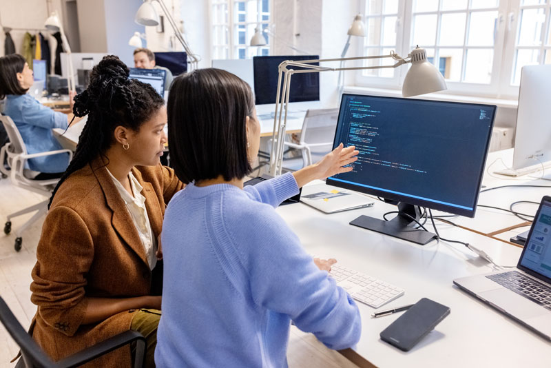 Två personer som löser ett programmeringsproblem tillsammans