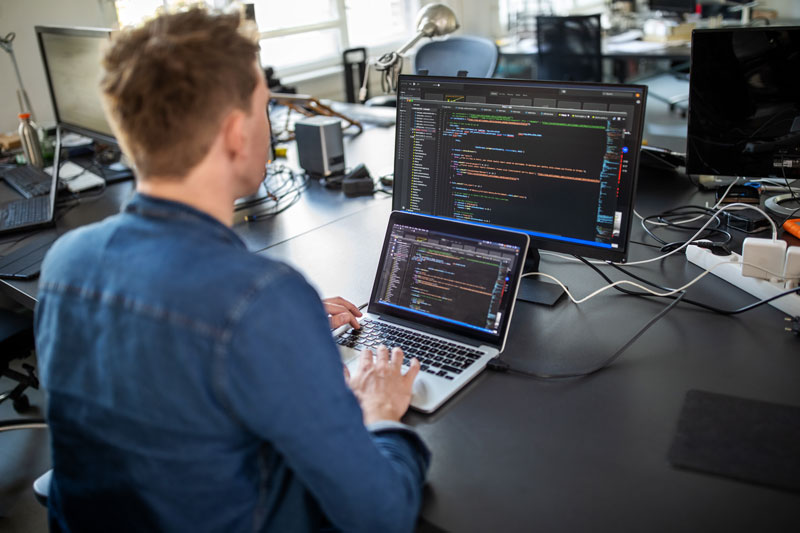 En person sitter och programmerar