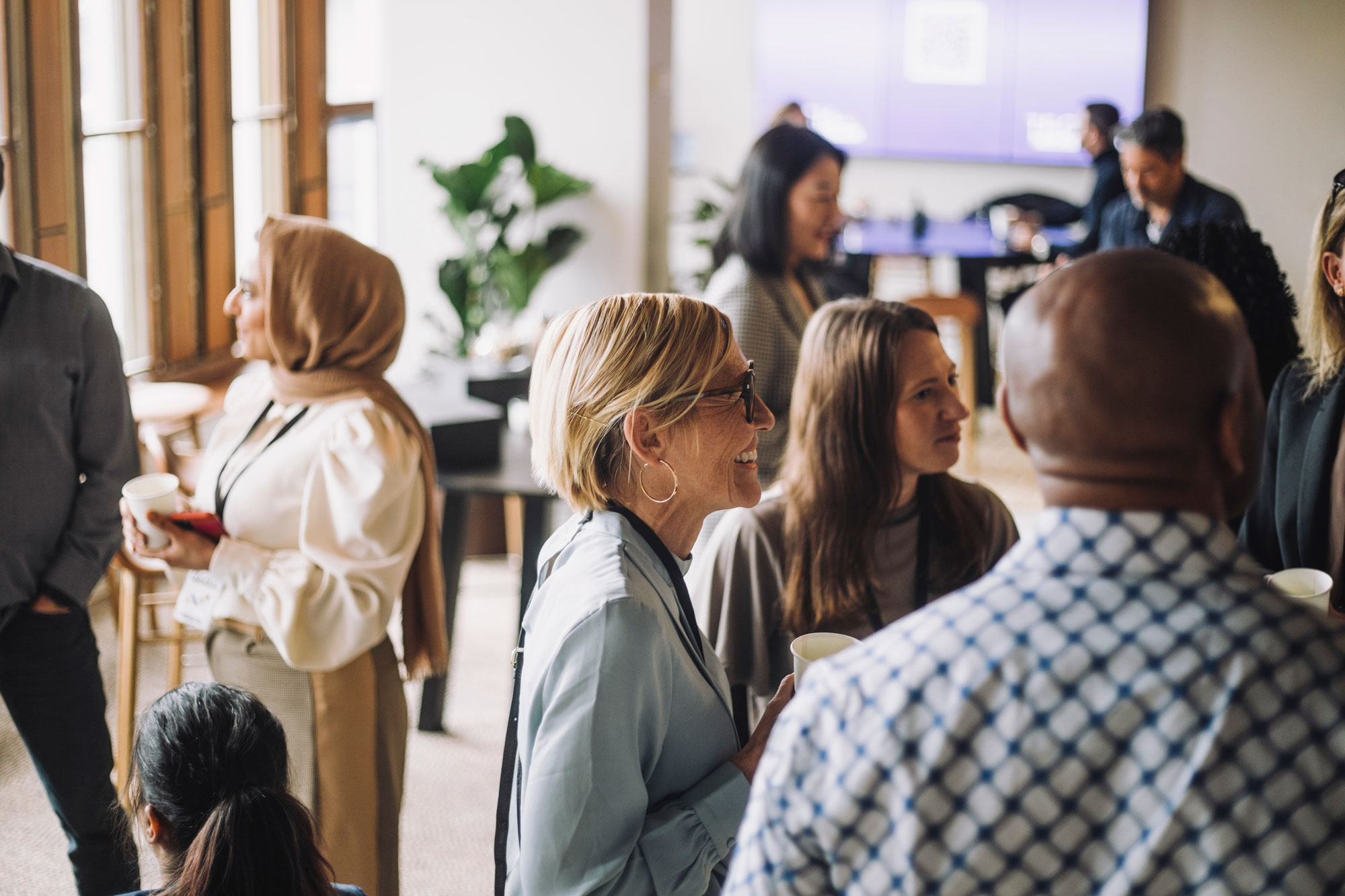 Ett affärsmingel pågår